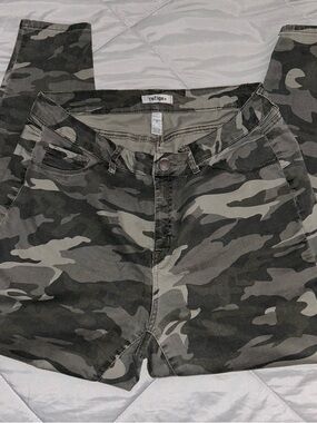 refuge+ Gray Camouflage Skinny Pants